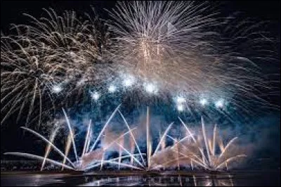 Traditionnellement le 15 août, quelle est cette ville de Charente-Martime qui nous invite durant près d'une heure à nous extasier devant les feux de Bengale et les fontaines de lumière, à l'occasion de son festival pyro-mélodique ?