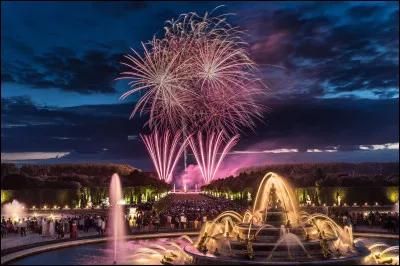 Le 15 août 2023, quelle est cette ville qui nous propose de partager ses "Nocturnes de feu", avec son château éclairé de milliers de bougies, son spectacle pyrotechnique au-dessus de l'eau, et dont les majestueux jardins ont été créés par André Le Nôtre ?