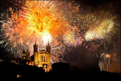 Le 14 juillet, dans quelle ville pourrez-vous contempler une véritable cascade de feu depuis la basilique jusqu'aux jardins, depuis le quai de Saône, et où le feu d'artifice est tiré depuis la colline de Fourvière ?