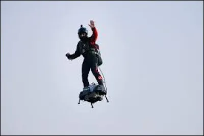 Sports et loisirs : Comment s'appelle l'homme qui a traversé la Manche en flyboard ?