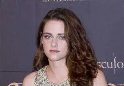 Médias et divertissements : Avec quel acteur Kristen Stewart a-t-elle été en couple avant d'être prise en flagrant délit d'adultère ?