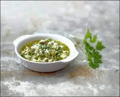 Vie quotidienne : Quelle sauce est composée d'ufs durs, de jaunes émiettés et de blancs coupés en petits cubes, de moutarde, puis montée avec de l'huile, vinaigrée et enfin relevée de fines herbes ?