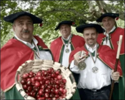 Quelle ville basque est célèbre pour ses cerises noires ?