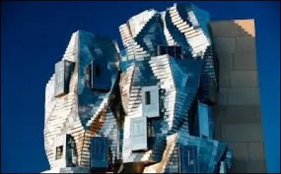 Qui est l'architecte de la tour LUMA, à Arles ?