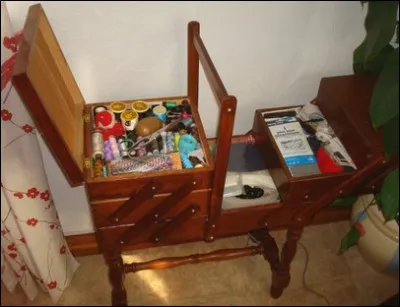 Quel est le nom de ce petit meuble de couture ?