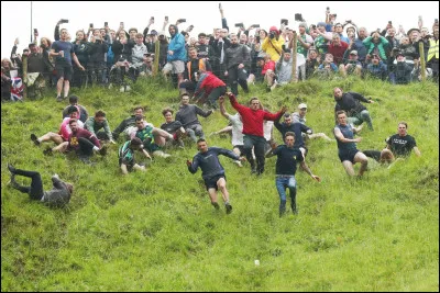 Sports et loisirs : Dans quel pays peut-on assister au Gloucestershire Cheese Rolling, une course qui consiste à courir derrière un fromage ?