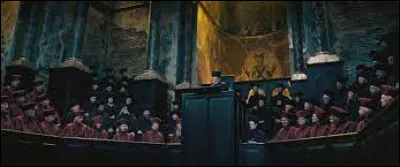 Dans ''Harry Potter et l'Ordre du Phénix'', pour quelle raison le héros se fait-il renvoyer de Poudlard au début du film ?