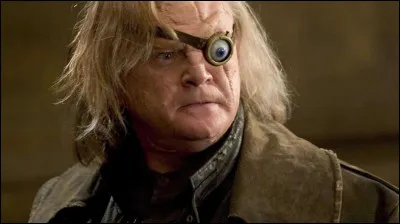 Dans ''Harry Potter et les Reliques de la mort'', à quoi Fol Œil compare-t-il le goût du Polynectar distribué aux membres de l'Ordre ?