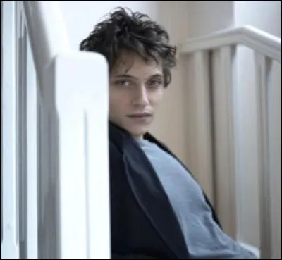 Qui accompagnait Raphaël pour chanter " Sur la route, sur la route. Dala dala lala, des fois j'aimerais être un oiseau pour pouvoir cracher de plus haut" ?