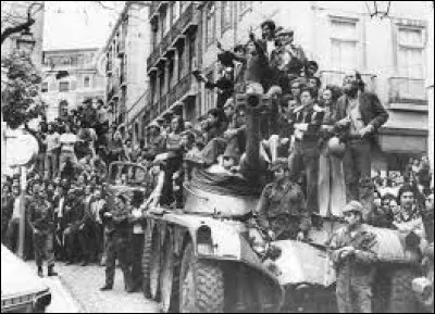 Histoire : Quel nom de fleur porte la révolution qui a eu lieu au Portugal en 1974 ?