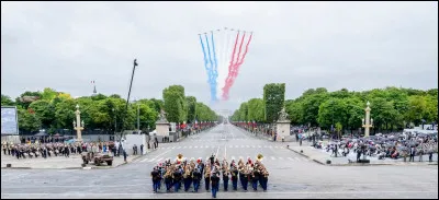 Cette fête est représentée par les avions bleus, blancs et rouges.