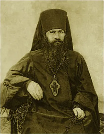 Comment s'appelle le couvre-chef généralement noir de l'Église d'Orient porté par les évêques et les patriarches, et, dans la tradition russe, aussi par les moines profès, ainsi que par les religieuses d'une certaine ancienneté ?