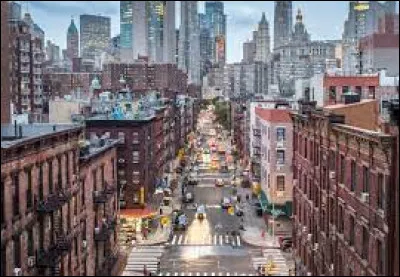 Dans quelle ville américaine l'arrondissement de Manhattan est-il situé ?
