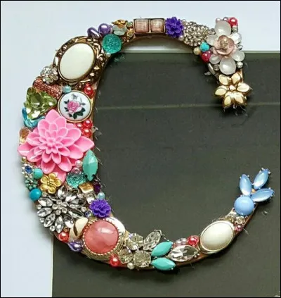 Col : quel est ce col parfois "cassé" ?