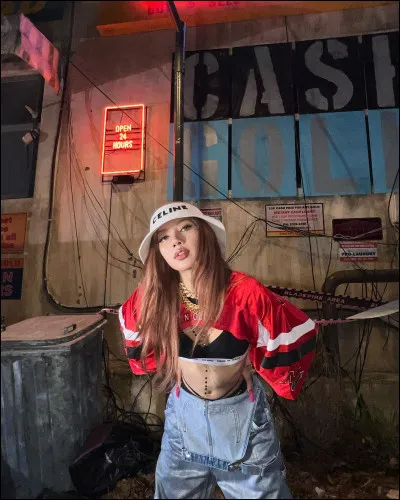 Jennie porte un maillot du club de foot anglais Chelsea.