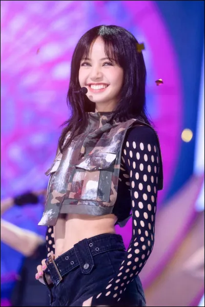 Dans le deuxième refrain, Jisoo porte un maillot avec une marque de luxe écrite au dos. Quelle est cette marque ?