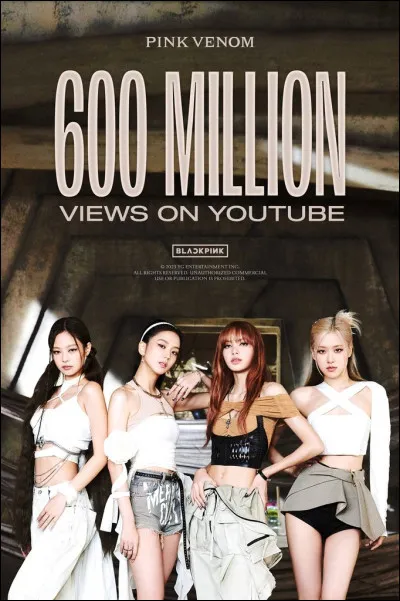 Qui porte une longue robe noire ?