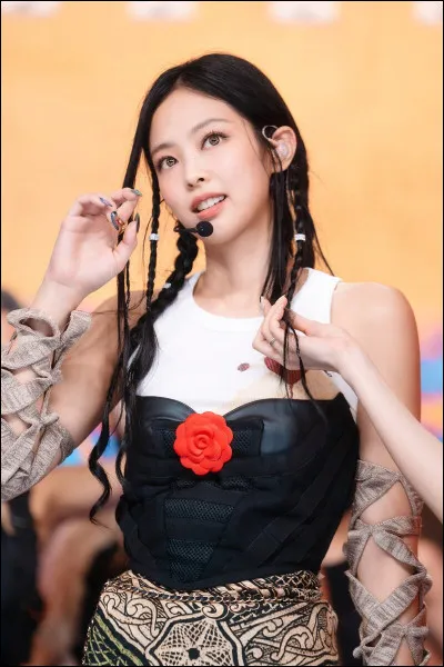 De quelle couleur les cheveux de Rosé sont-ils dans "Pink Venom" ?