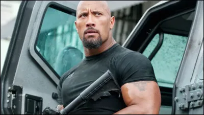 Interprété par Dwayne Johnson, c'est un ancien agent des forces spéciales et maintenant, un agent fédéral. Il est réputé pour sa force brute. Qui est-il ?