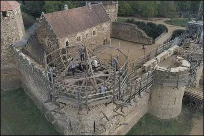 Quel est le nom de ce château-fort construit selon les techniques et les matériaux utilisés au Moyen Âge ?