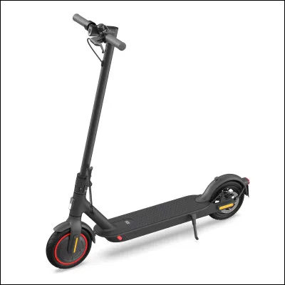 Jouet d'enfant ou moyen de transport urbain individuel composé d'une planchette montée sur deux roues et munie d'une tige de direction articulée. C'est la...