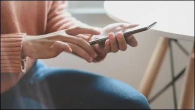 Communiquer par téléphone. C'est...