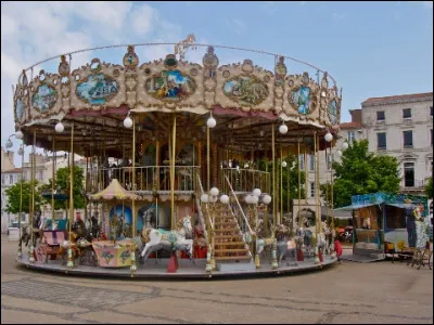Parade au cours de laquelle des cavaliers exécutent des évolutions variées. C'est le...