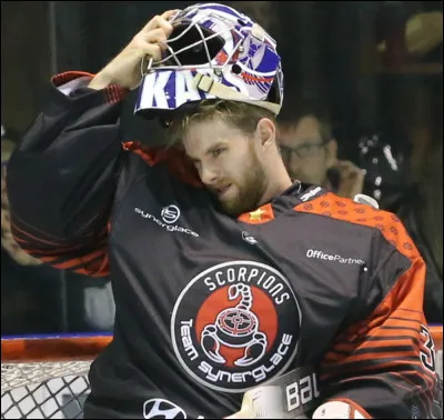 Ce hockeyeur, gardien de but aux Dragons de Rouen puis aux Scorpions de Mulhouse, c'est Quentin ...