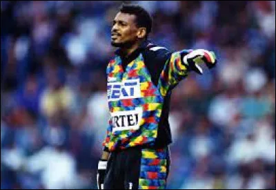 Ce footballeur, gardien du but au Paris Saint-Germain et de l'équipe de France lors de la coupe du monde 1998, c'est Bernard ...