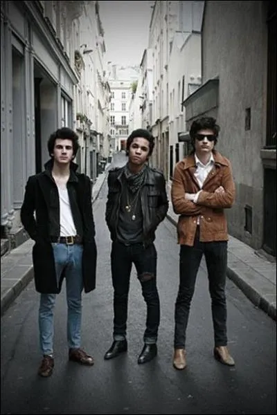 Nous avons chant 'Nicotine Love'. Quel est le nom de notre groupe ?