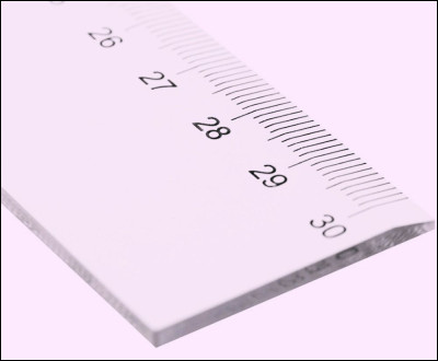 Préfères-tu une robe longue ou une robe courte ? C'est-à-dire, qu'elle touche le sol, ou non ?