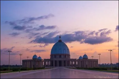 De quel pays Yamoussoukro est-elle la capitale ?