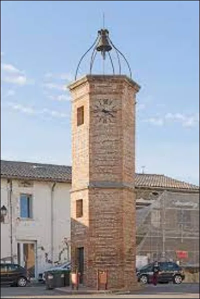 Voici la tour de l'horloge de Mondonville. Ville occitane, dans le pays Toulousain, elle se situe dans le département ...
