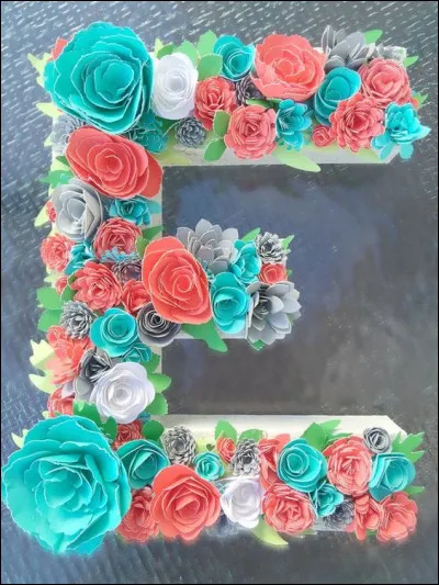 Esmeralda : dans le roman "Notre-Dame de Paris" de Victor Hugo, quel animal accompagnant Esmeralda, a pour cause de la faire accuser de sorcellerie ?