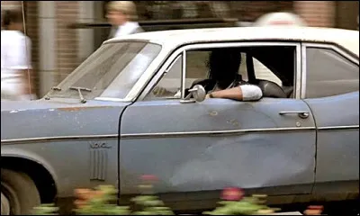 Qui conduit, dans les années 80, cette vieille Chevrolet Nova ?