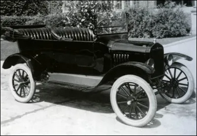 Qui conduit cette auto dans le cinéma burlesque en noir et blanc ?
