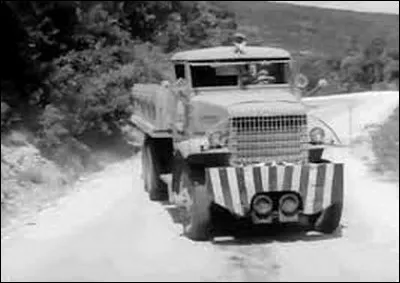 Quels acteurs conduisent ce camion Corbitt dans un film des années 50 ?