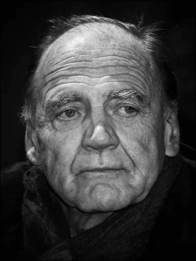 Bruno Ganz : acteur disparu en 2019, célèbre pour ses rôles majeurs dans "Les Ailes du désir" en 1987 et "La Chute" en 2004, où il incarne Adolf Hitler dans les derniers moments de sa vie.