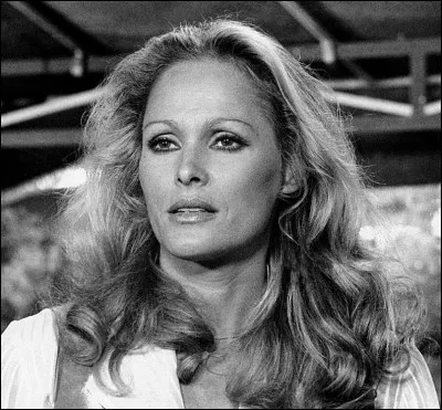 Ursula Andress : actrice ayant interprété la première James Bond girl au cinéma dans "James Bond 007 contre Dr No" en 1962 et joué dans plusieurs films américains, français et italiens.