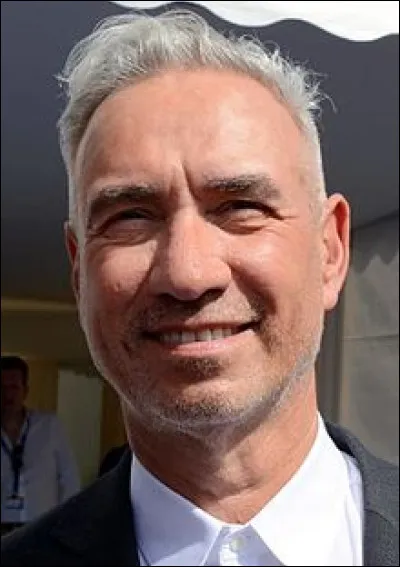 Roland Emmerich : réalisateur actif aux Etats-Unis, spécialistes des films à grand spectacle comme "Universal Soldier', "Independence Day", "Godzilla", "Le Jour d'après" et "2012".