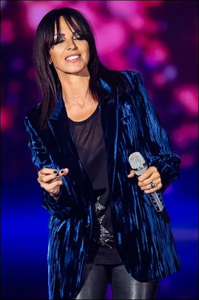 Nena : autrice-compositrice-interprète, ayant connu un succès mondial en 1983 avec la chanson "99 Luftballons", chantée en allemand.