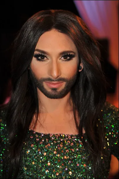 Conchita Wurst : drag queen et chanteuse, interprétée par Thomas Neuwirth, gagnante du Concours Eurovision de la chanson en 2014 avec le titre "Rise Like a Phoenix".
