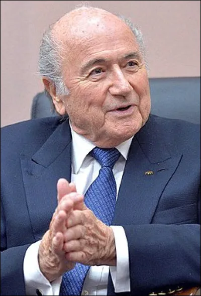 Sepp Blatter : homme d'affaires et ancien président de la Fédération Internationale de Football (FIFA) de 1998 à 2005, dont des allégations de corruption ont mit fin à son dernier mandat.