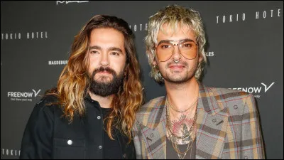 Tom et Bill Kaulitz : frères jumeaux musiciens, guitariste et chanteur du groupe de pop rock Tokio Hotel, au succès fulgurant dans les années 2000.