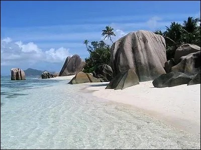 Dans quel océan sont situées les plages de sable blanc des Seychelles ?