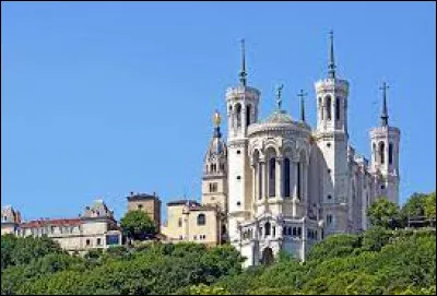 Quel est le nom de cette basilique qui surplombe Lyon ?