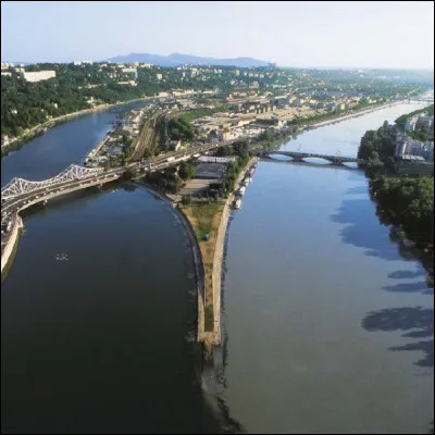 Quelle rivière conflue avec le Rhône à Lyon ?