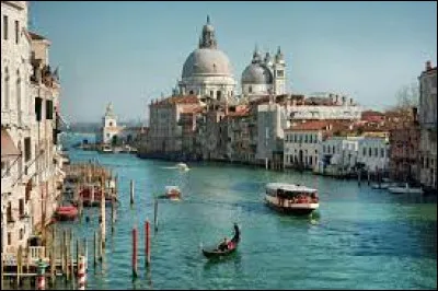 Géographie : Quelle mer se situe entre l'Italie et les Balkans ?