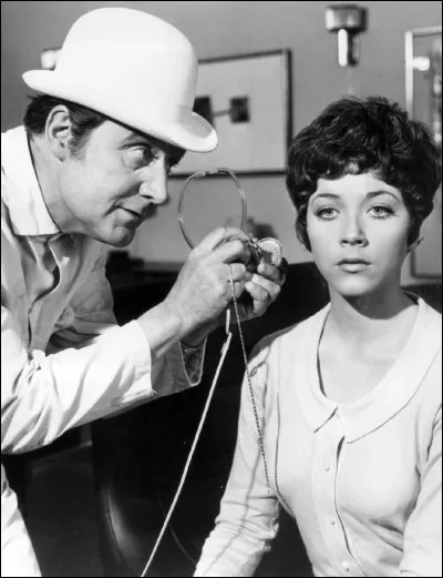 De combien d'épisodes est composée la série anglaise "Chapeau melon et bottes de cuir" ?