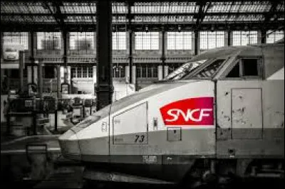 Quelle est la couleur du premier TGV mis en service en 1981 ?